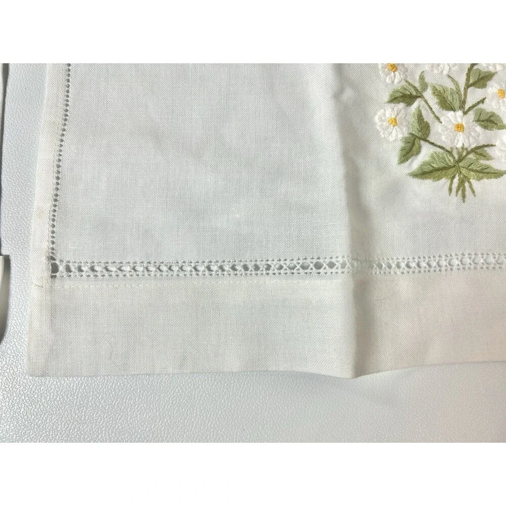 Daisy white linen